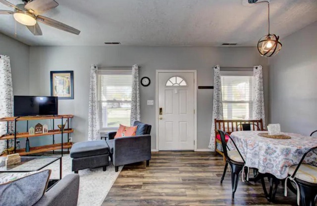 Red Bench Cottage Ideal location near parks, trails, skiing, hiking, biking, shopping extended stays welcome