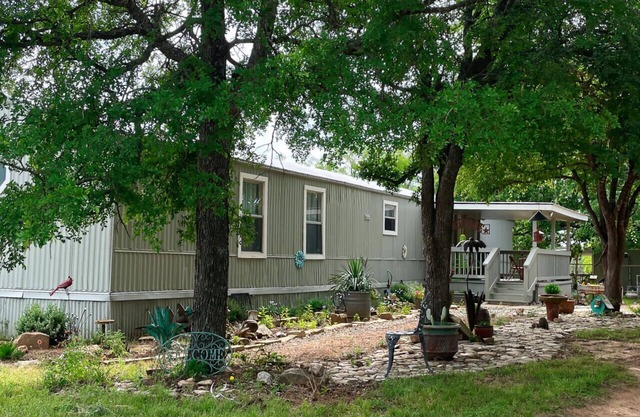 Family hideaway on wildlife preserve. River frontage. Near Bend State Park.