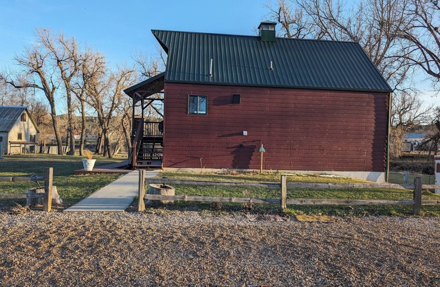 Red Bluffs Lodge Upper Unit, located on the River, minutes from Devils Tower!