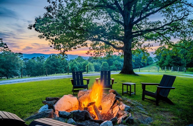 Red Cedar-Kabine-Superior-Ensuite mit Whirlpool-Wanne-Blick auf die Landschaft