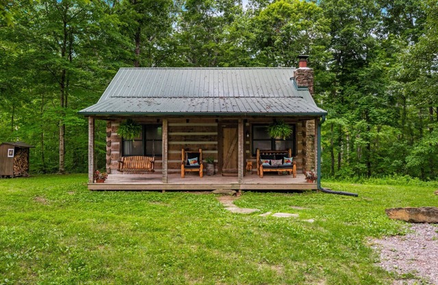 Red Cedar Log Cabin in Nashville