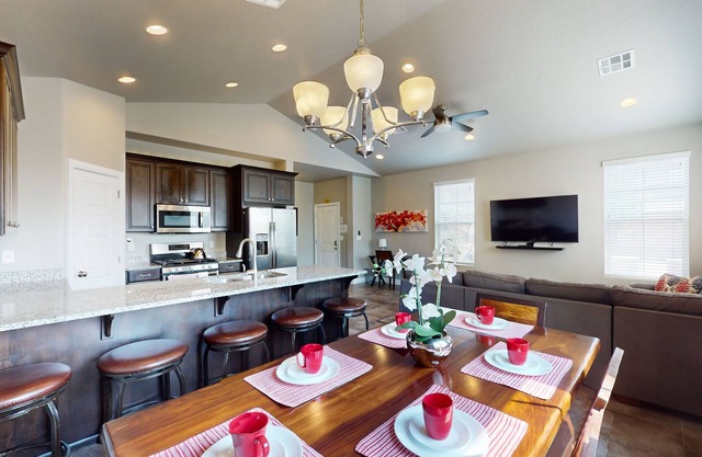 Red Cliffs Townhouse in Washington, outdoor pool + near Zion National Park