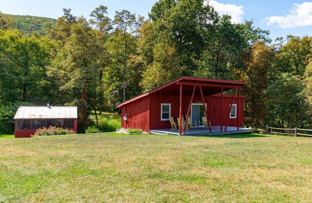 Red Cottage - Lakeside Property!