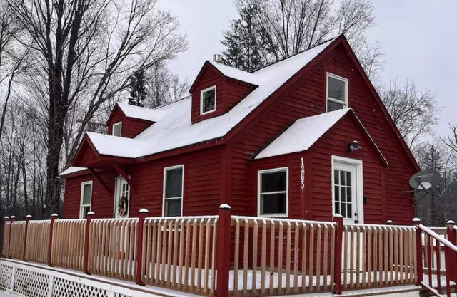 Red Country Escape with Mountain Views
