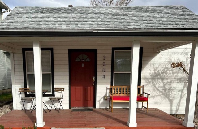 Red Door Cottage: Ski, Hike, Bike, Shop, Eat!