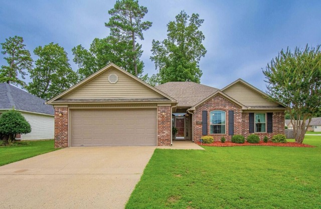 “Red Door” Home in Bryant, Arkansas