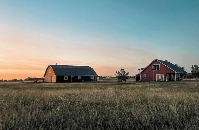 Red Farmhouse on 17 acres~20 min to Magnolia Silos
