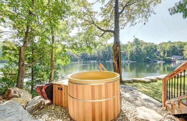 Red Haven Paradise On The Lake with Hottub & Sauna