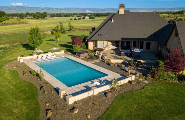 Red Hawk Estate · New Estate with Pool, Hot Tub, 2000 SF Indoor Gym