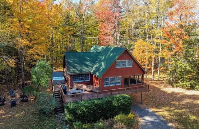 Red Hemlock Retreat | Hot Tub & Close To Mountains
