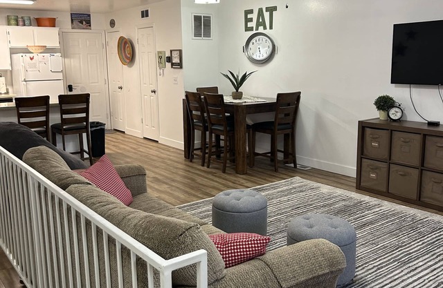 Red Hen Rental - Immaculately clean 2 king bed Condo w/1 full bath & 1 half bath