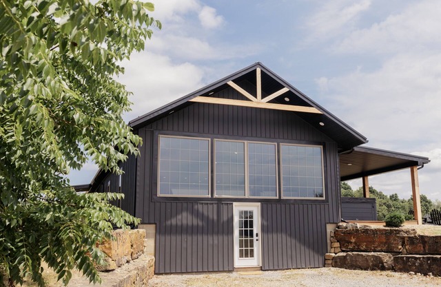 Red Hill Farm's Newly Renovated "Bunkhouse" with Hot tub and Gameroom
