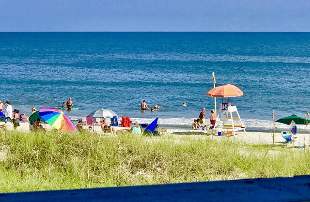 ROT HEISS & HERRLICH !! Mit Blick auf das Meer und den Pool! SEHEN SIE DEN OZEAN AUS UNSERER WOHNUNG !!!