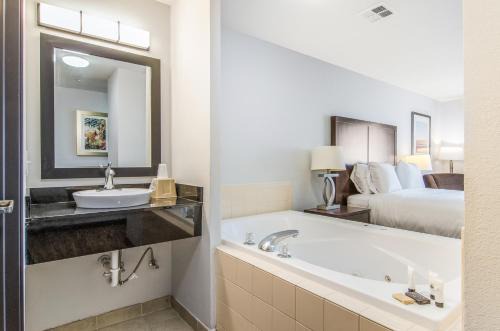Red Lion Inn & Suites Des Moines