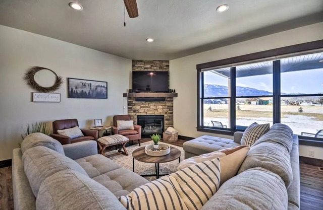Red Lodge Mtn. View Cozy Home with hot-tub; 9 miles to RLM! New!