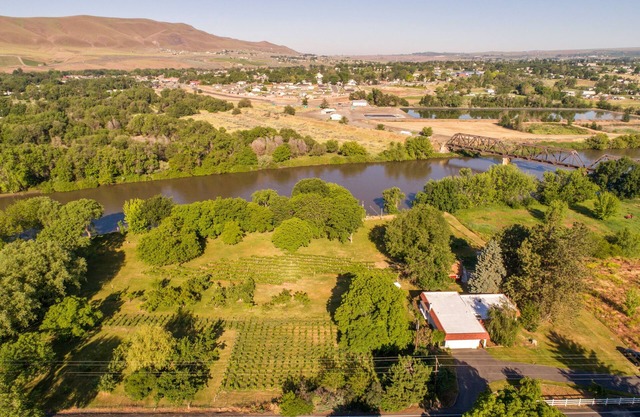 Red Mountain Villa: eine Unterkunft am Flussufer im Weinanbaugebiet des US-Bundesstaates Washington.