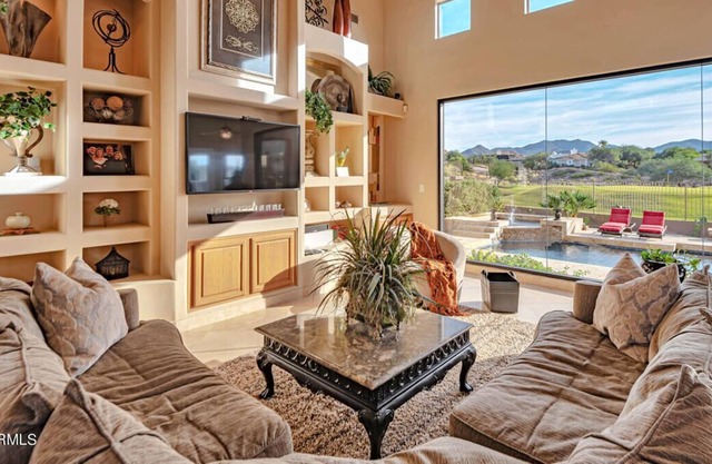 Red Mtn Resort. Backs golf Course. Private heated pool & hot tub