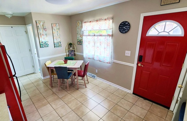 Red Pineapple Townhouse - An eclectic paradise minutes away from attractions!