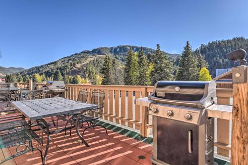 Red River Condo on Main Street with Mtn View!
