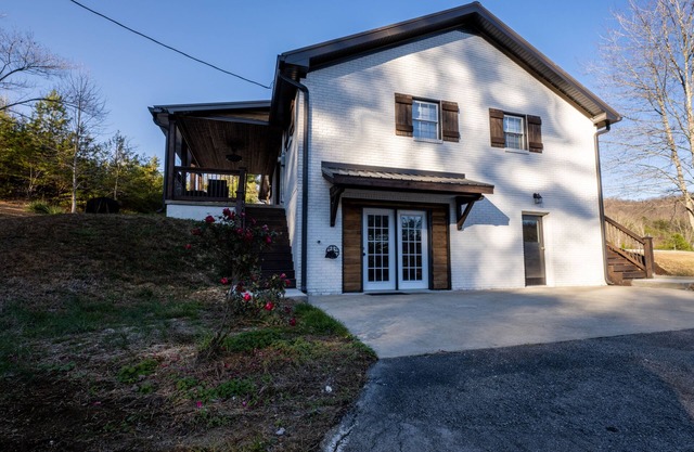 Red River Gorge! 5 bed/3bath on 8 private acres!! Hot tub, Arcade room, Garage