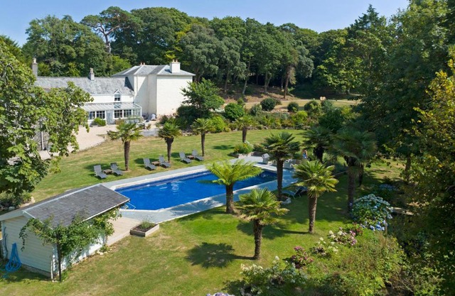 Red River Stables - Peaceful, beautiful grounds, swimming pool, central location for West Cornwall