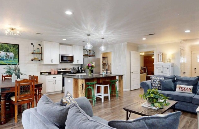 Red Robin House ~ Aggieland Vacation Rentals