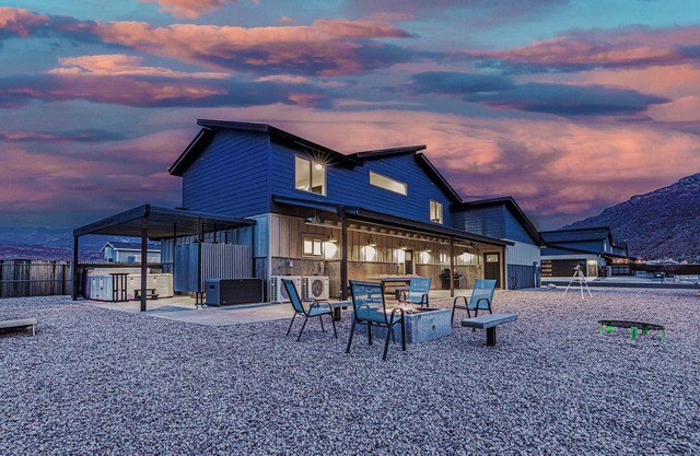 Red Rock Refuge. Massage Chair, Hot Tub, & Parking