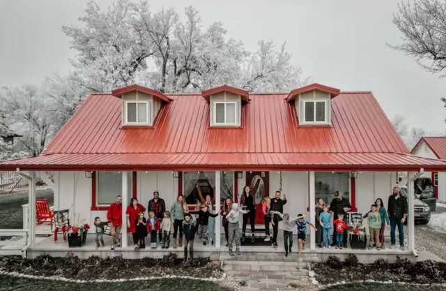 Red Roof Farmhouse w/lg hot tub, sleeps 27+
