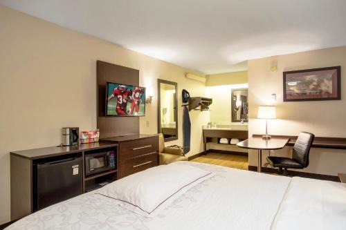 Red Roof Inn PLUS+ St. Louis - Forest Park/Hampton Ave.