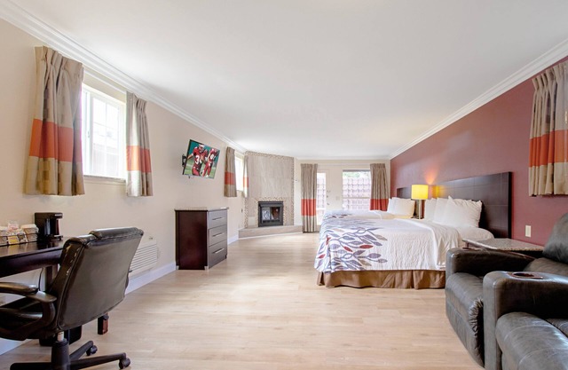 Red Roof Inn & Suites Monterey