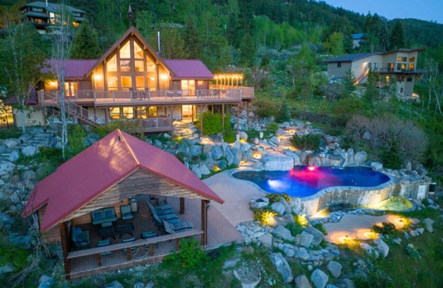 Mountain Resort Home mit luxuriösem Poolkomplex