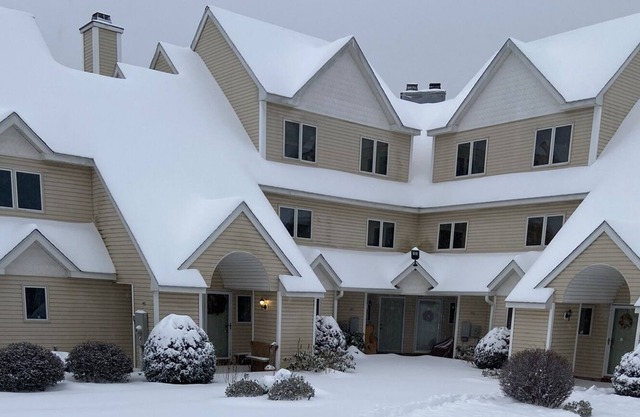 Red Sled Retreat at Crystal Pond: 2Br/2Bath Townhome on the Pond!
