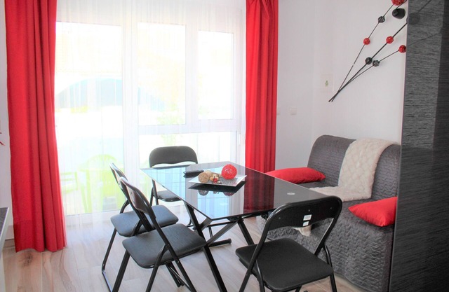 Red Studio w / Private Patio 3 Minuten zu Fuß vom Peniche Beach entfernt