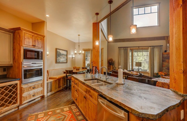 Red Tail on the River - Private Hot Tub - River - Clubhouse w/gym, seasonal pool, sauna - Luxury