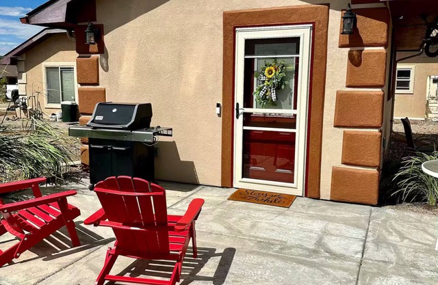 Red Tail Roost Tiny Home, Views, Hike, Bike, ATV on nearby BLM Land, Laundry