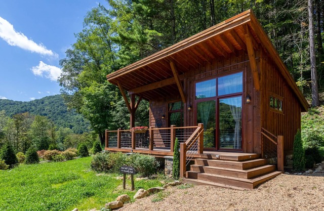 Red Wolf Chalet -Tiny Home with Eagles Nest amenities, private fire pit, pet friendly
