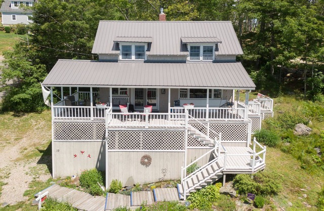 Redbird Cottage. Charming respite w/ large wrap-around porch and ocean views