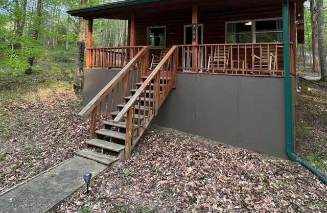 Redbird Hideaway, private cozy cabin located near Mammoth Cave National Park