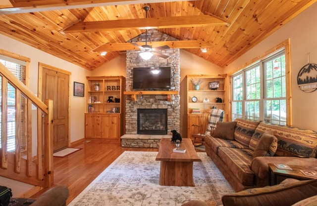Redbud Retreat ~ Rustic family friendly cabin with New Hot Tub in Townsend!
