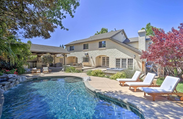 Redding Getaway w/ Hot Tub & Outdoor Kitchen!