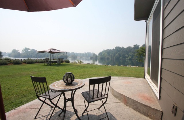 Redding River House II, atemberaubender Fluss Lage.