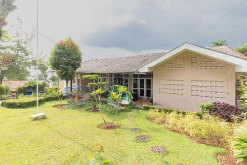 RedDoorz at House Of Dirga Cisarua Puncak