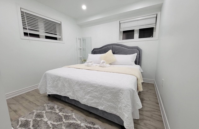 RedDore - Exquisite 2 Bedroom Basement Suite