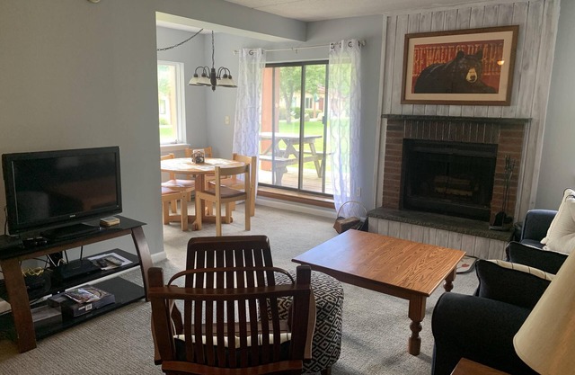 Redecorated! Great Location at Mount Snow, Free Shuttle, Pool/Hot Tub