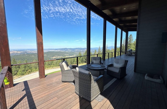 Redemption Rock Bearstand - Modern Rustic Mountain Home - Post Falls, Idaho