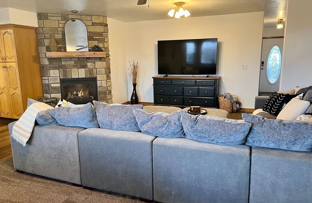 RedHawk Retreat / Modern Hobby Farm Getaway