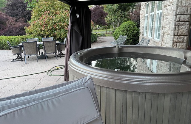 Redneck Motor Palace - Hot Tub!