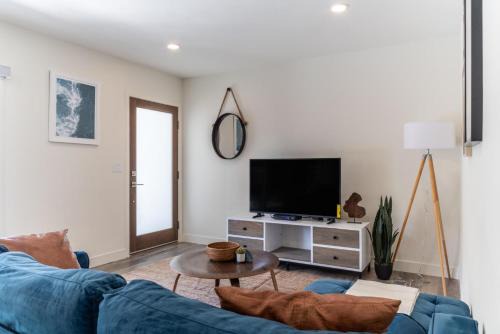 Redondo Beach 2br walk to shops restaurants LAX-1166