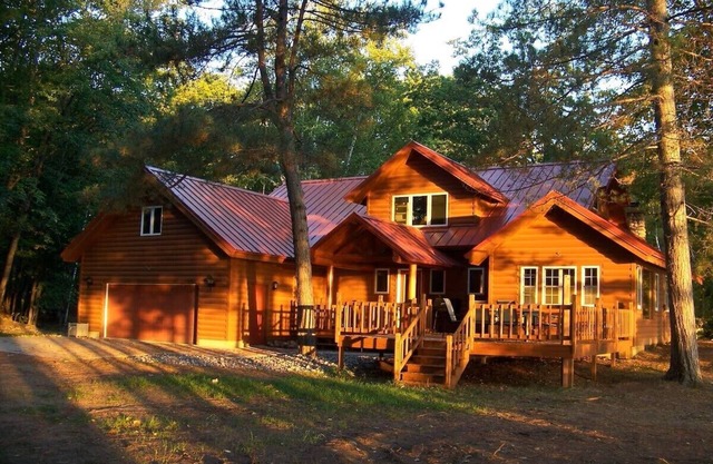 Redpebble, a spacious upscale but classic vacation home on a crystal clear lake!