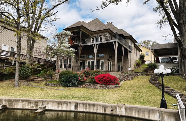 Booking Fast! 3 miles from Oaklawn. 4 bed, 4 bath Luxury home on Lake Hamilton